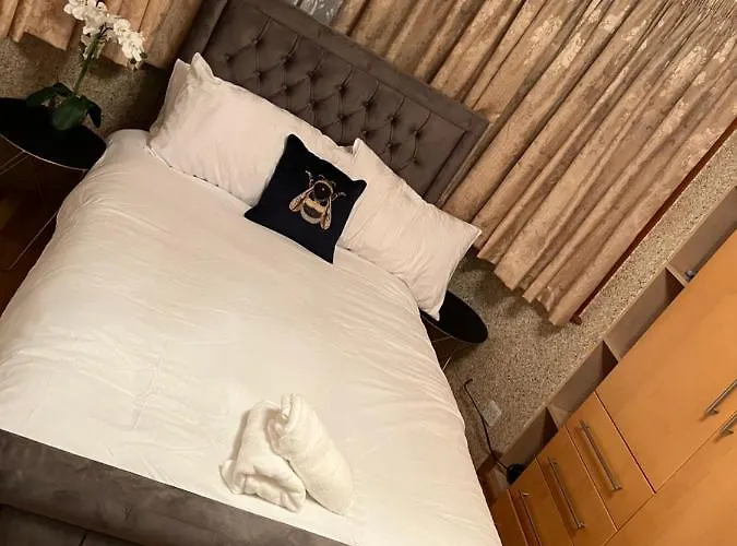 Tj Homes - One Double Bed Room With Garden View - Next To Tube Station