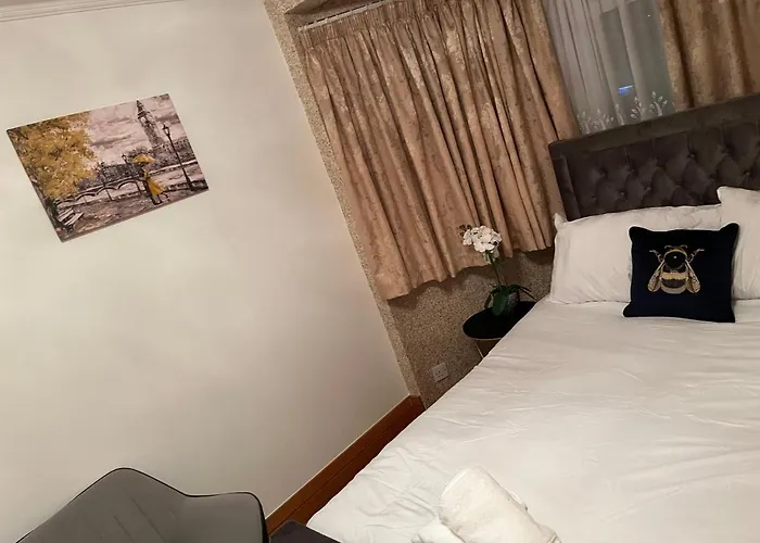 Tj Homes - One Double Bed Room With Garden View - Next To Tube Station