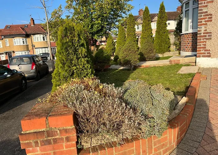 Tj Homes - One Double Bed Room With Garden View - Next To Tube Station