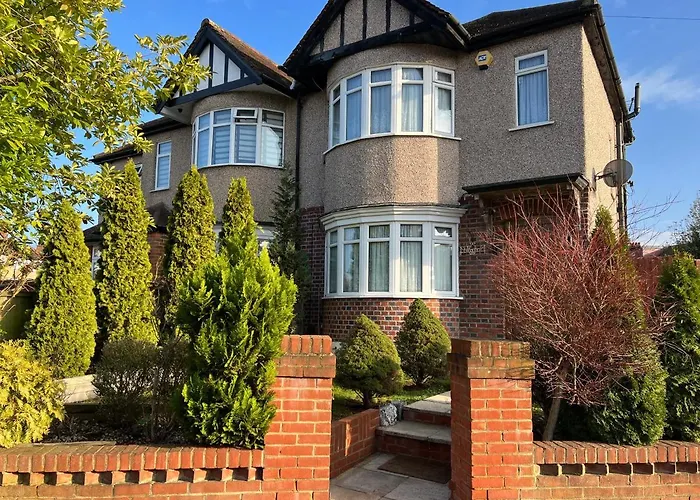 Tj Homes - One Double Bed Room With Garden View - Next To Tube Station