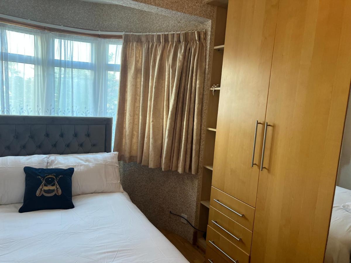 Tj Homes - One Double Bed With Garden View - Next To Tube Station * Ruislip