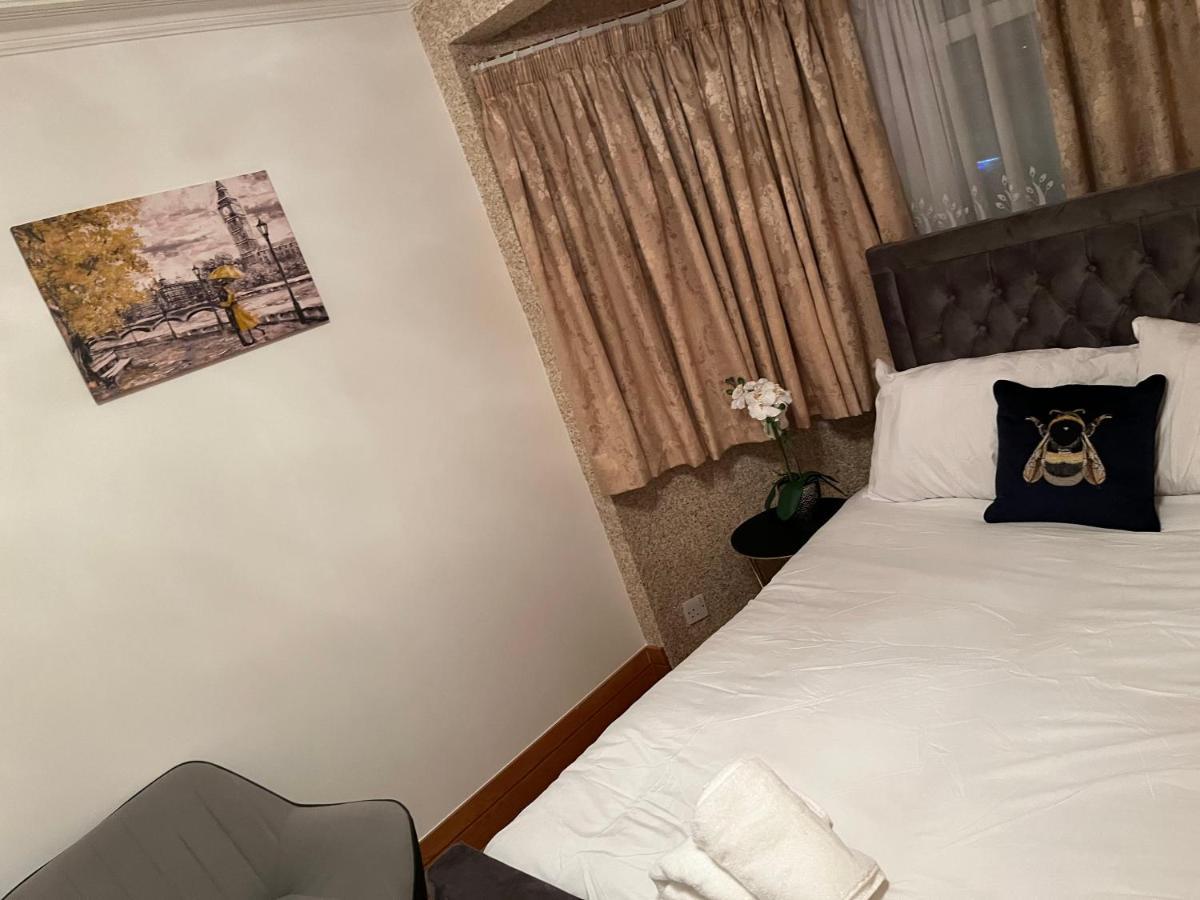 Tj Homes - One Double Bed With Garden View - Next To Tube Station Appartamento *