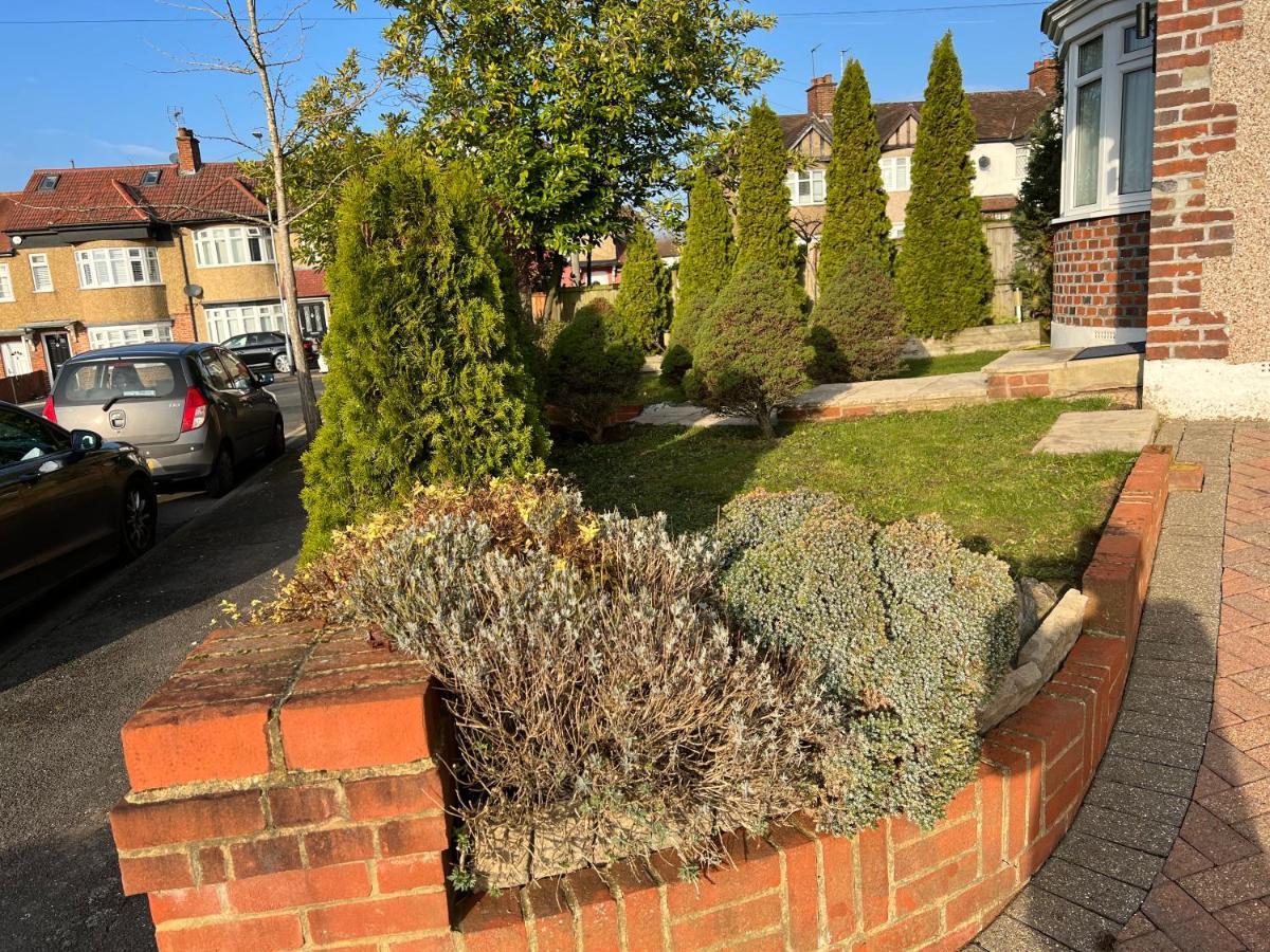 Tj Homes - One Double Bed With Garden View - Next To Tube Station Appartamento *