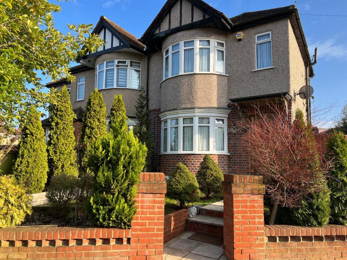 Tj Homes - One Double Bed With Garden View - Next To Tube Station *