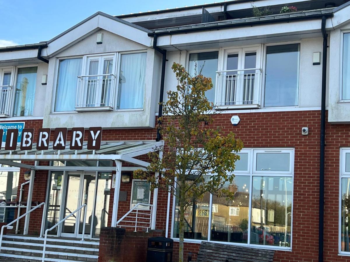 Tj Homes - One Double Bed With Garden View - Next To Tube Station Ruislip