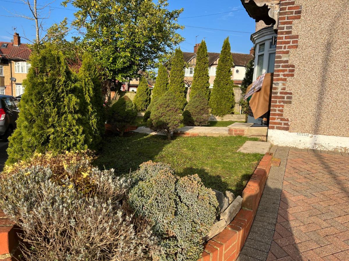 Tj Homes - One Double Bed With Garden View - Next To Tube Station Appartamento Ruislip